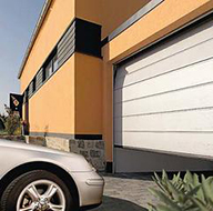 Porte de garage en aluminium vu de l'extérieur